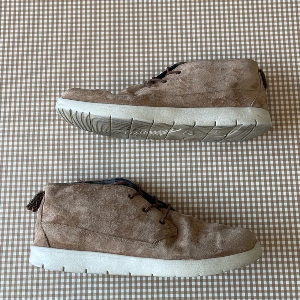 UGG men short booties.‎ Size 6